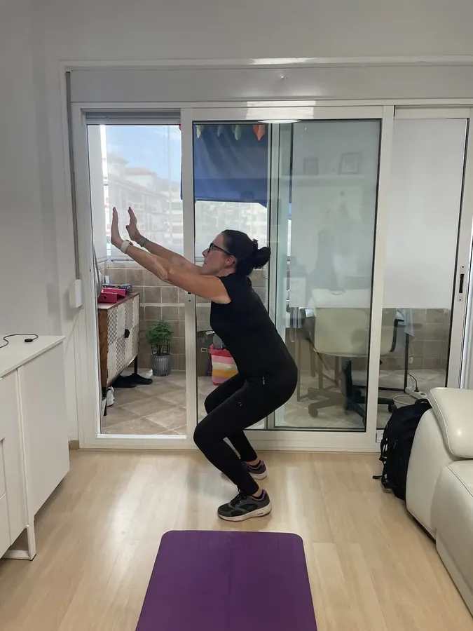 Sesión de entrenamiento personal junto al ventanal de una casa en Málaga