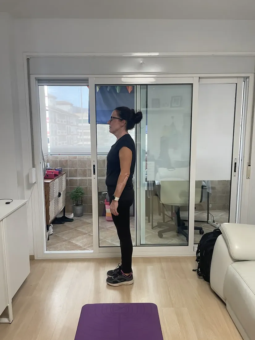 Entrenamiento personal en el salón de una casa