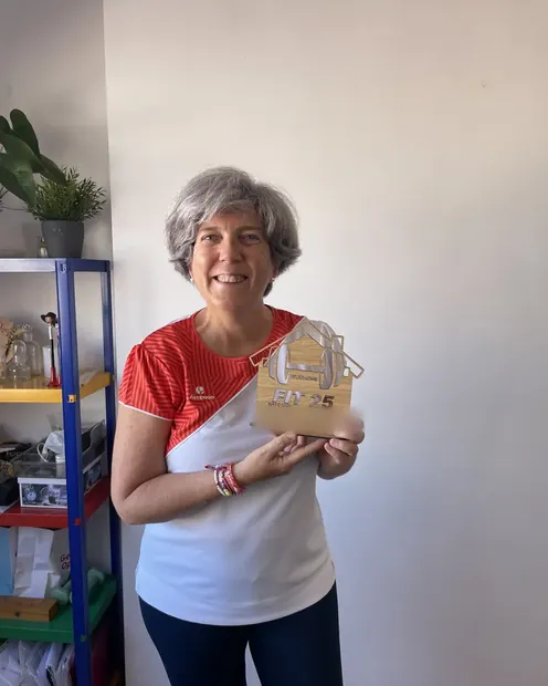 Clienta con su placa FIT 25 en el salón de su casa, en Málaga