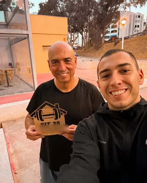 Cliente con su placa FIT 25 tras entrenar en la calle, en Málaga