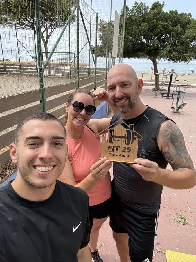 Alejandro con una pareja de clientes tras una sesión