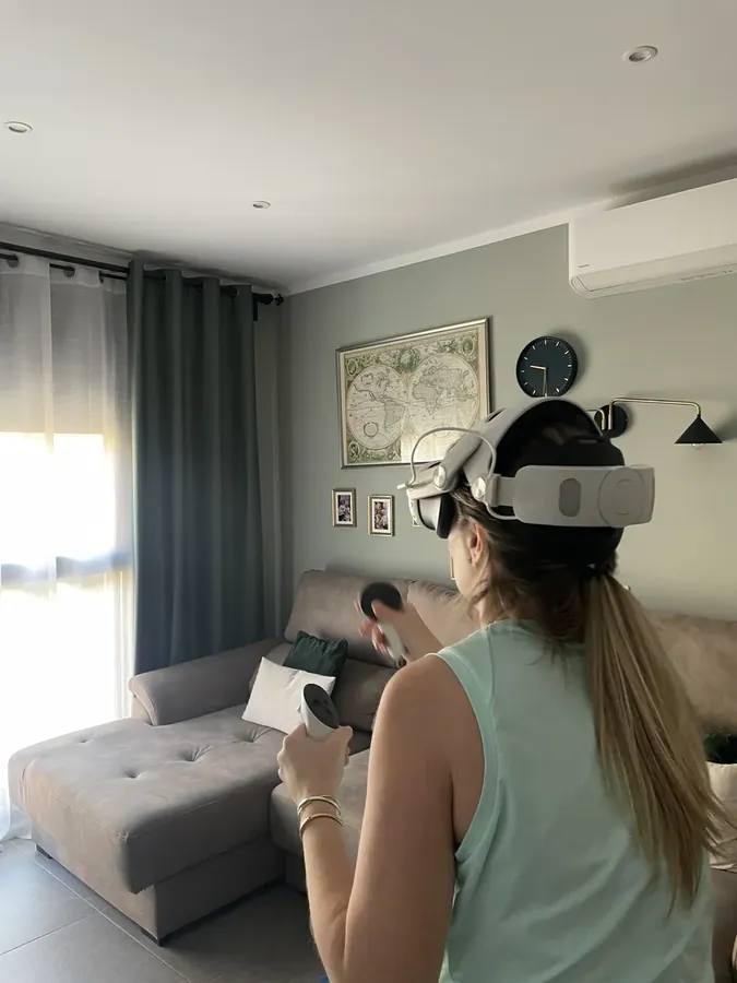 Clienta con gafas de realidad virtual entrenando en su salón